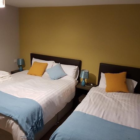 Bed and Breakfast Lynch'S On The Pier Castletownbere Exterior foto